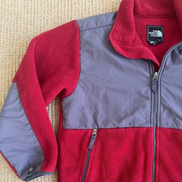 The North Face Boys Denali Full Zip Fleece Jacket in Red Gray Fleece Size Large - Picture 4 of 13